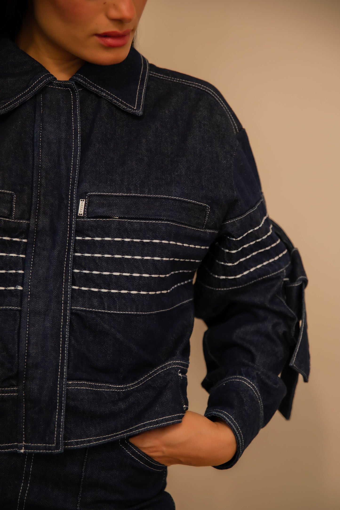 Veste en jean avec des détails de bordure sur les manches brodées