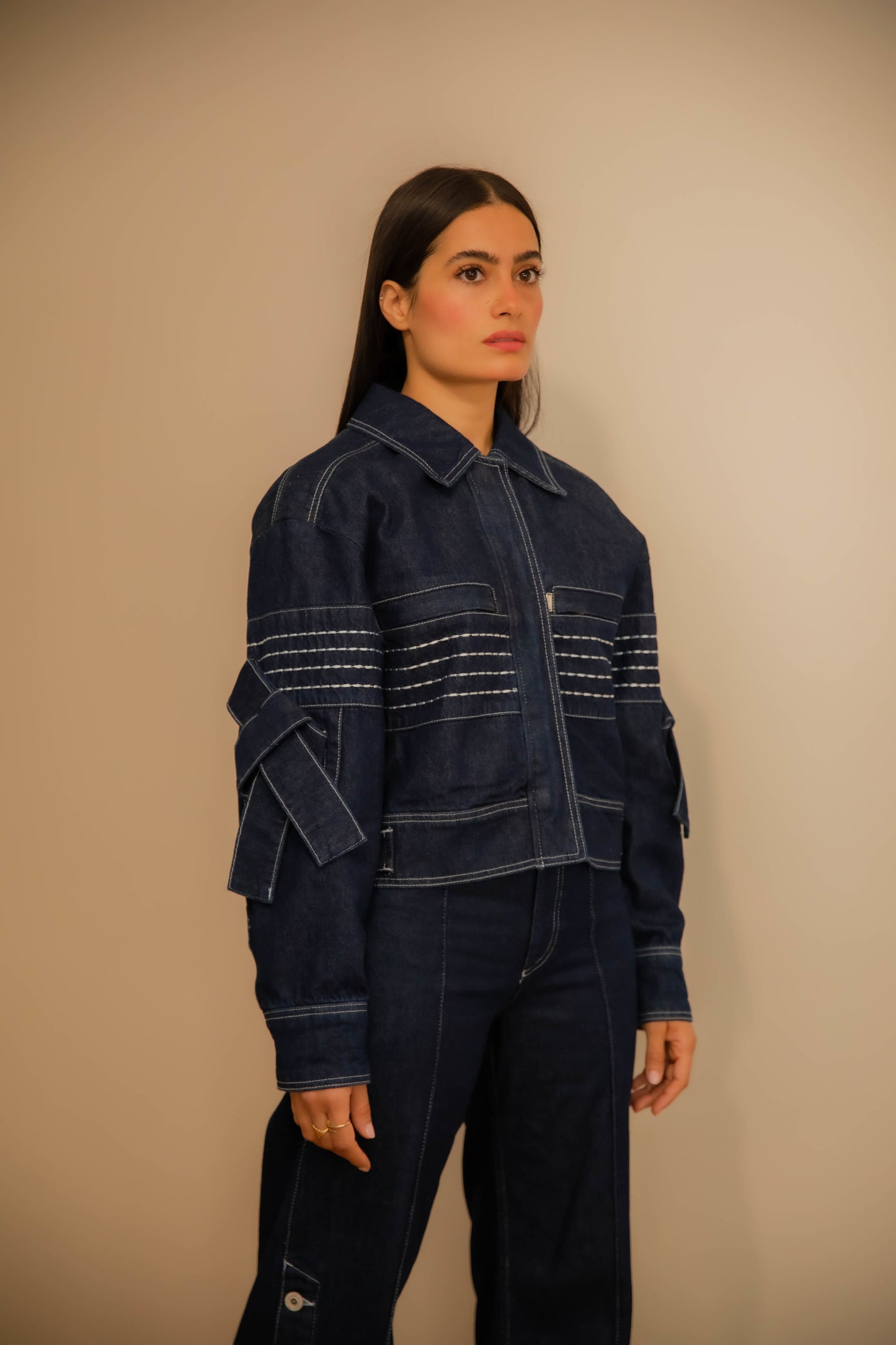 Veste en jean avec des détails de bordure sur les manches brodées